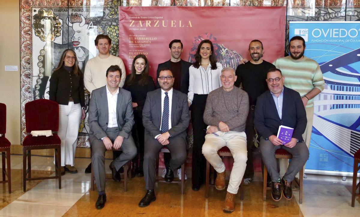 De izquierda a derecha, en primera fila, Óliver Díaz, David Álvarez, Christof Loy y Cosme Marina. Detrás, Rut Ruisánchez (presidenta de la Capilla Polifónica) y los cantantes Santiago Sánchez, Cristina Toledo, David Oller, Carmen Artaza, Joselu López y Alejandro Baliñas. |