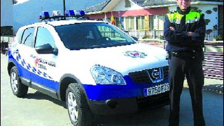 Enrique Montero, junto al nuevo vehículo de la Policía Local de Coaña.