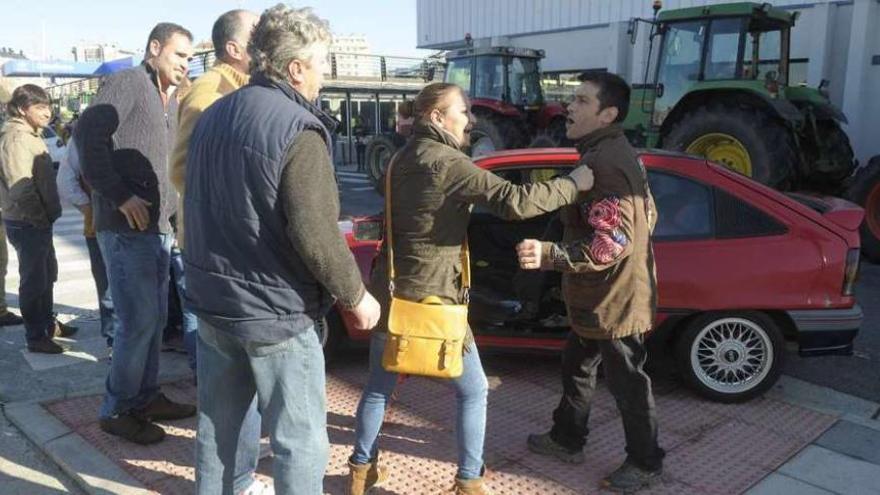 Un cliente increpa a los ganaderos que se manifestaban frente a un hipermercado de A Coruña. // V.Echave