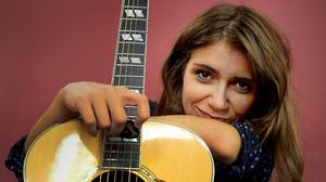 La cantant interpreta ’Salpicaduras’ en acústic directe