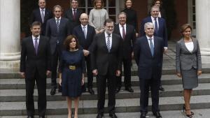 Los miembros del Gobierno, en las escalinatas del palacio de la Moncloa.