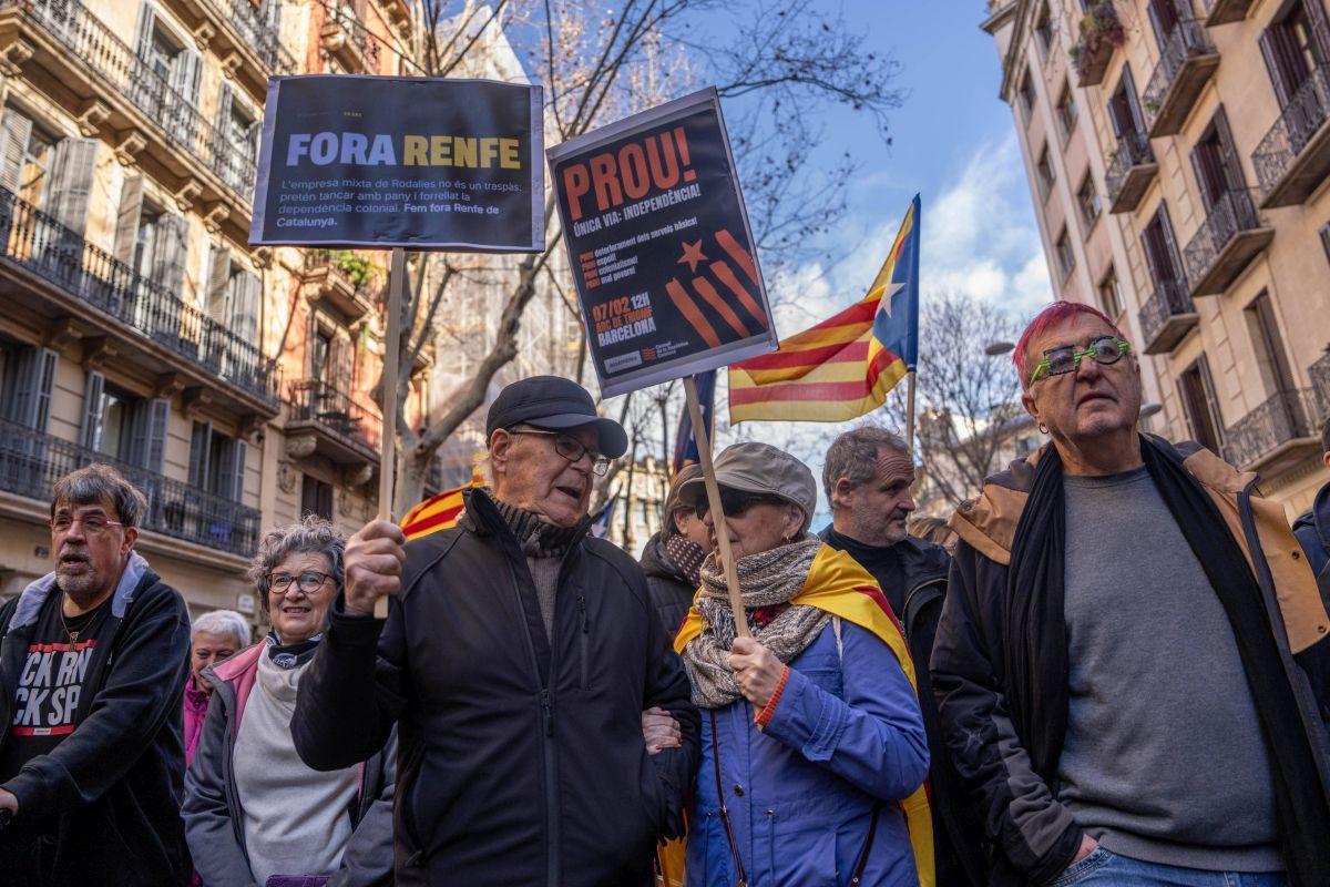 Los partidos y entidades independentistas arremeten contra el Govern y el Estado por Rodalies