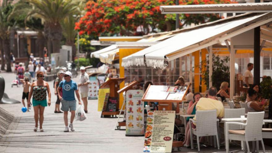 Varios turistas en una zona del sur de la Isla.