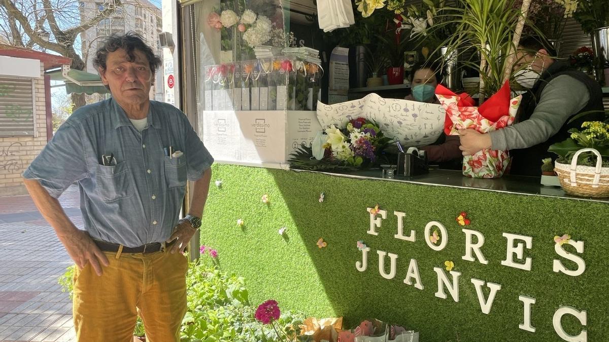 El dueño de Flores Juanvic, en su puesto de flores en Cánovas.