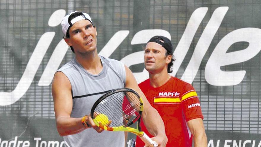 Nadal practica el servicio, ayer, en presencia de su entrenador Carlos Moyá.