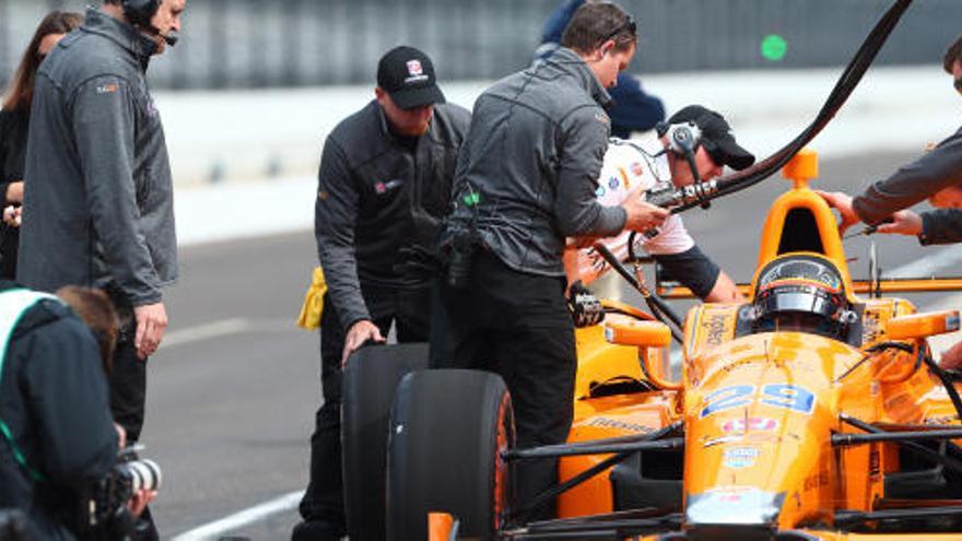 Fernando Alonso, en el coche con el que correrá las 500 Millas de Indianapolis