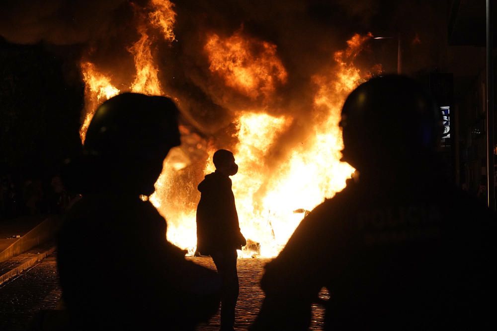 La marxa dels CDRs a Girona acaba amb enfrontaments amb la policia i contenidors cremats