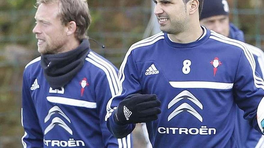 Michael Krohn-Dehli y Álex López, ayer,          durante el entrenamiento. // Ricardo Grobas