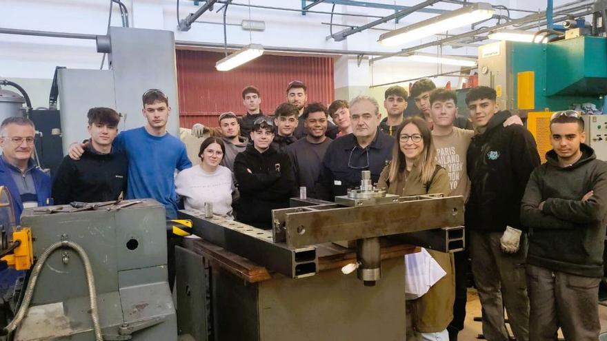 Alumnos y docentes del IES San Juan Bosco de Lorca que participan en la fabricación de una prensa hidráulica.