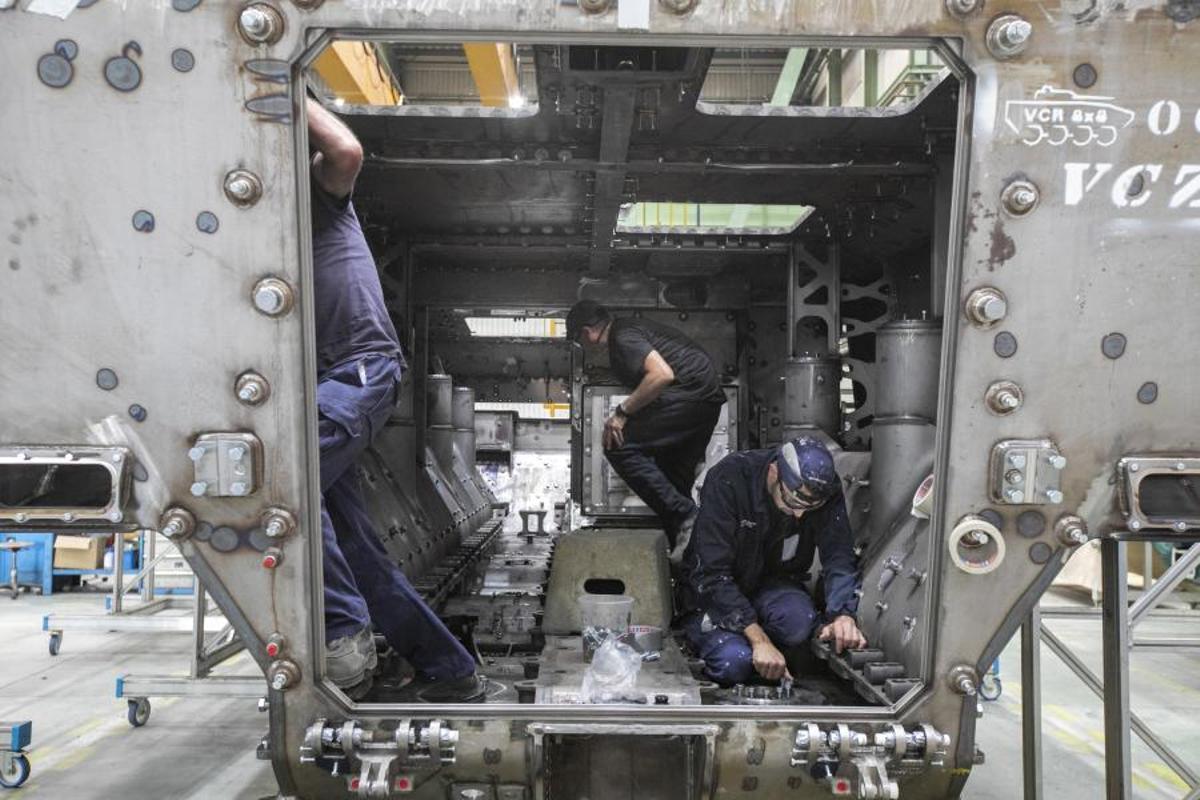 Operarios de la planta de Santa Bárbara en Trubia (Asturias) trabajan en la barcaza de un blindado.