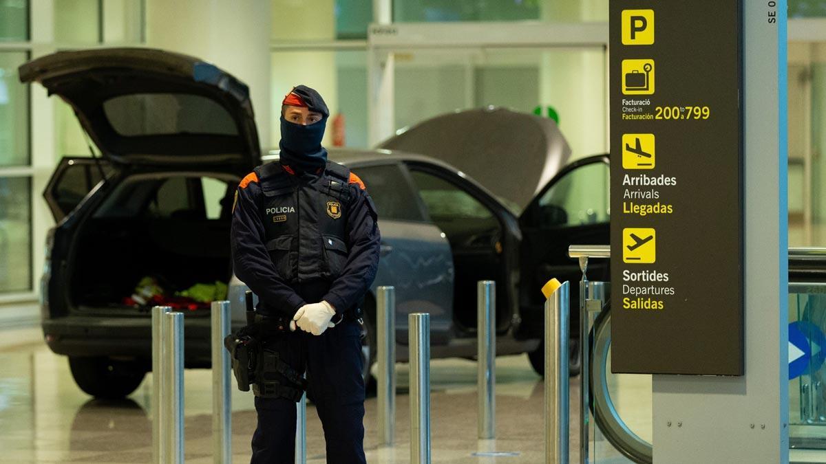 Imágenes de testigos del suceso en que un coche ha accedido a la terminal del aeropuerto de El Prat