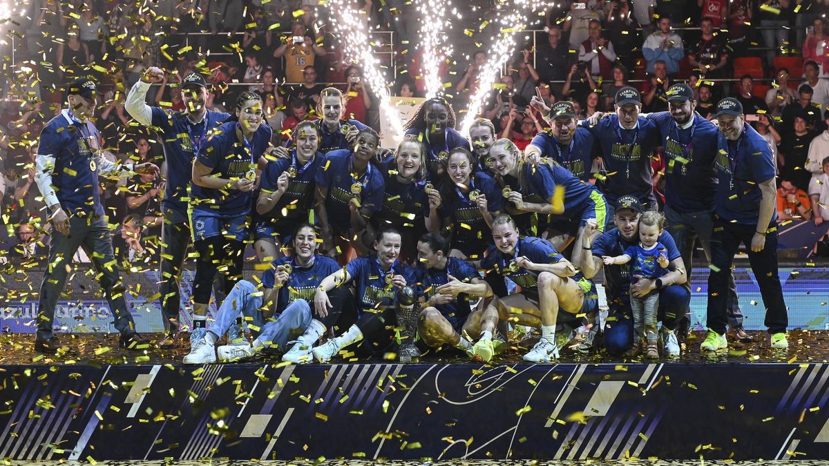 El Praga celebra su título de campeonas de Europa en el Príncipe Felipe el pasado mes de abril.