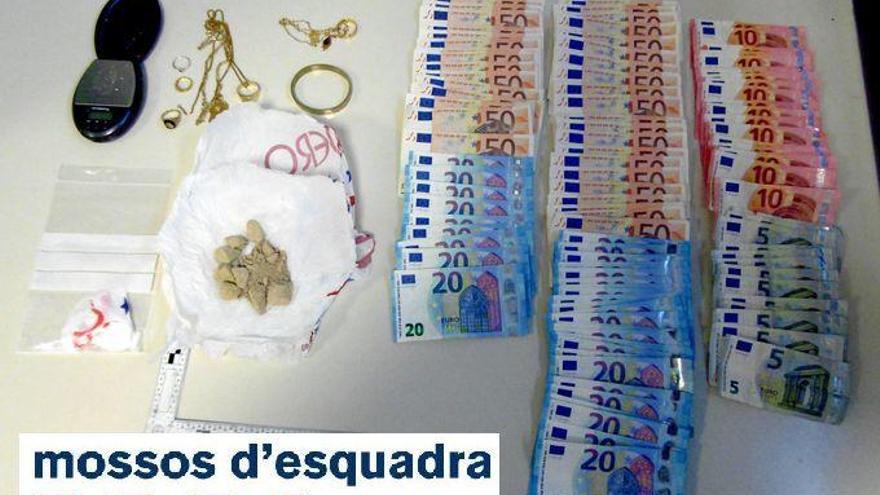 La droga, els diners i el material confiscats pels Mossos.