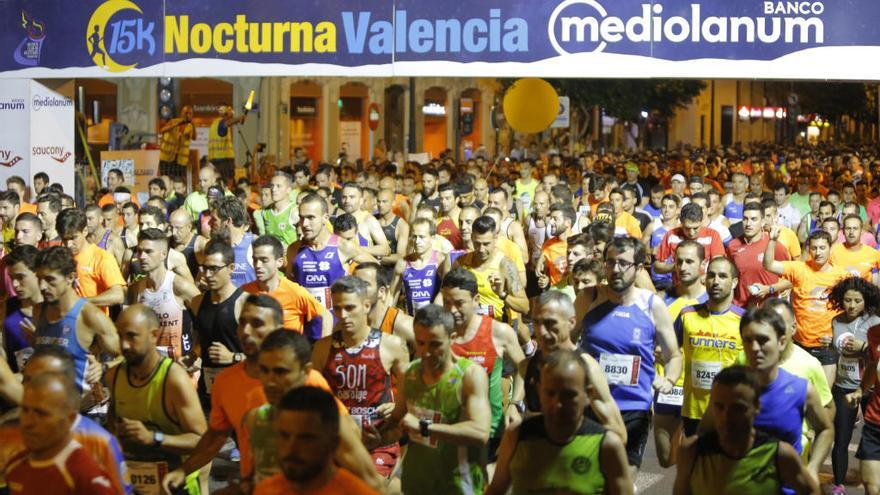 Salida de una edición de la 15K Nocturna