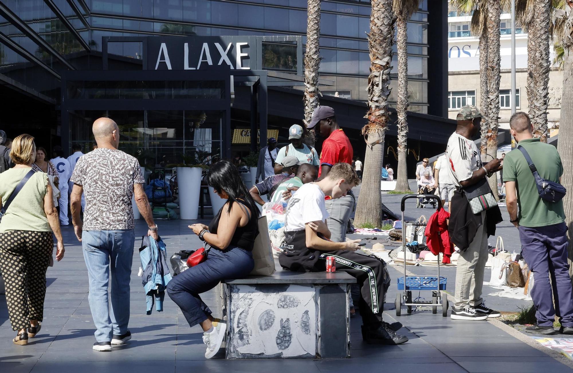 Visitantes y cruceristas del Island Sky y Costa Favolosa animan un Vigo soleado