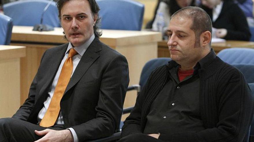 El dibujante y el guionista de la revista 'El Jueves' durante el juicio por la caricatura a los Príncipes. / efe