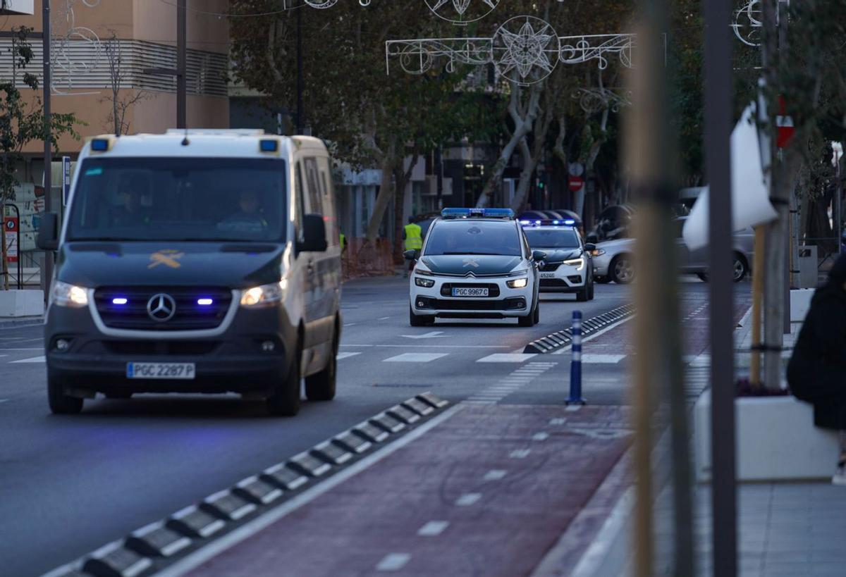 Los tres vehículos de la Guardia Civil llegan a los juzgados de Eivissa con los detenidos. | MARCELO SASTRE