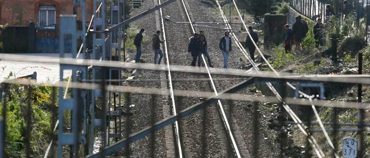 Varios peatones cruzan por el &quot;paso pirata&quot; entre la avenida de Gijón y Puerta de la Villa.