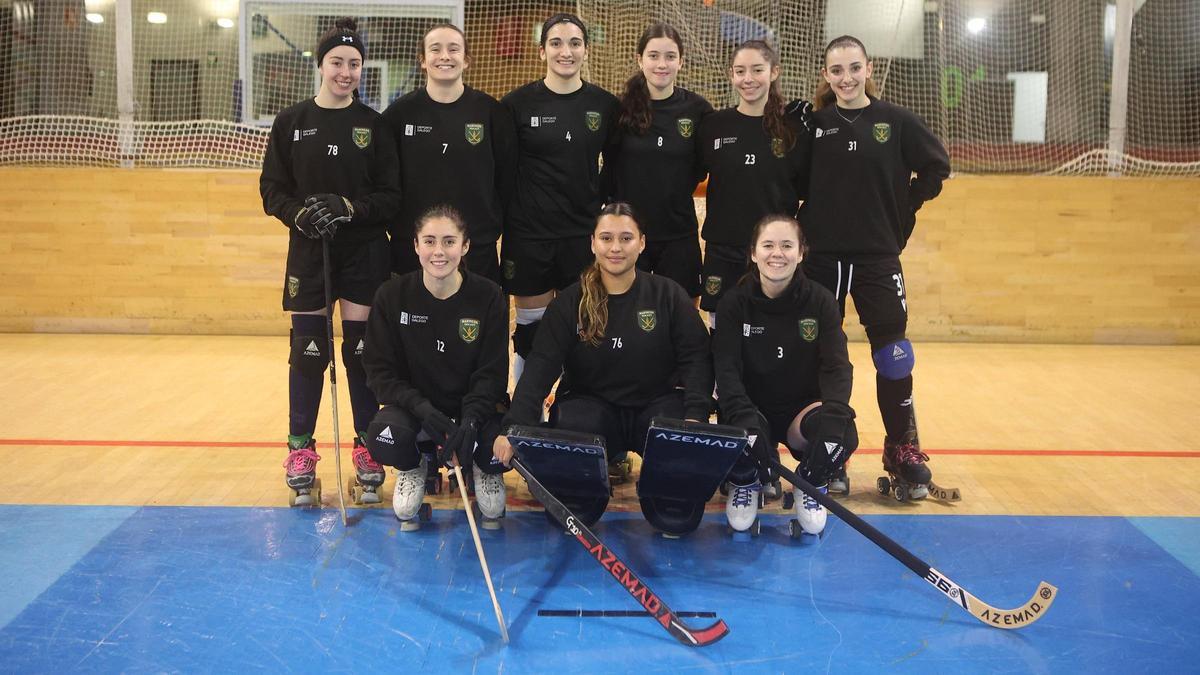 Las jugadoras del Marineda Hockey posan en el Palacio de los Deportes antes de un entrenamiento.