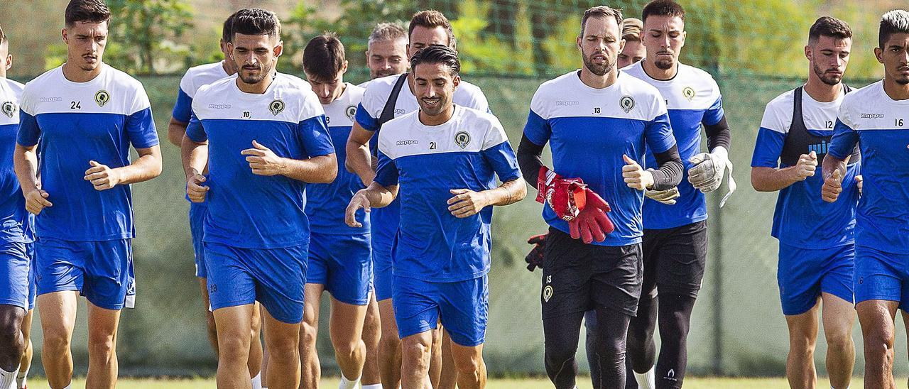 Los jugadores del Hércules, en la sesión de entrenamiento del pasado lunes en Fontcalent, el único día de la semana que se hace a puerta abierta. | ALEX DOMÍNGUEZ