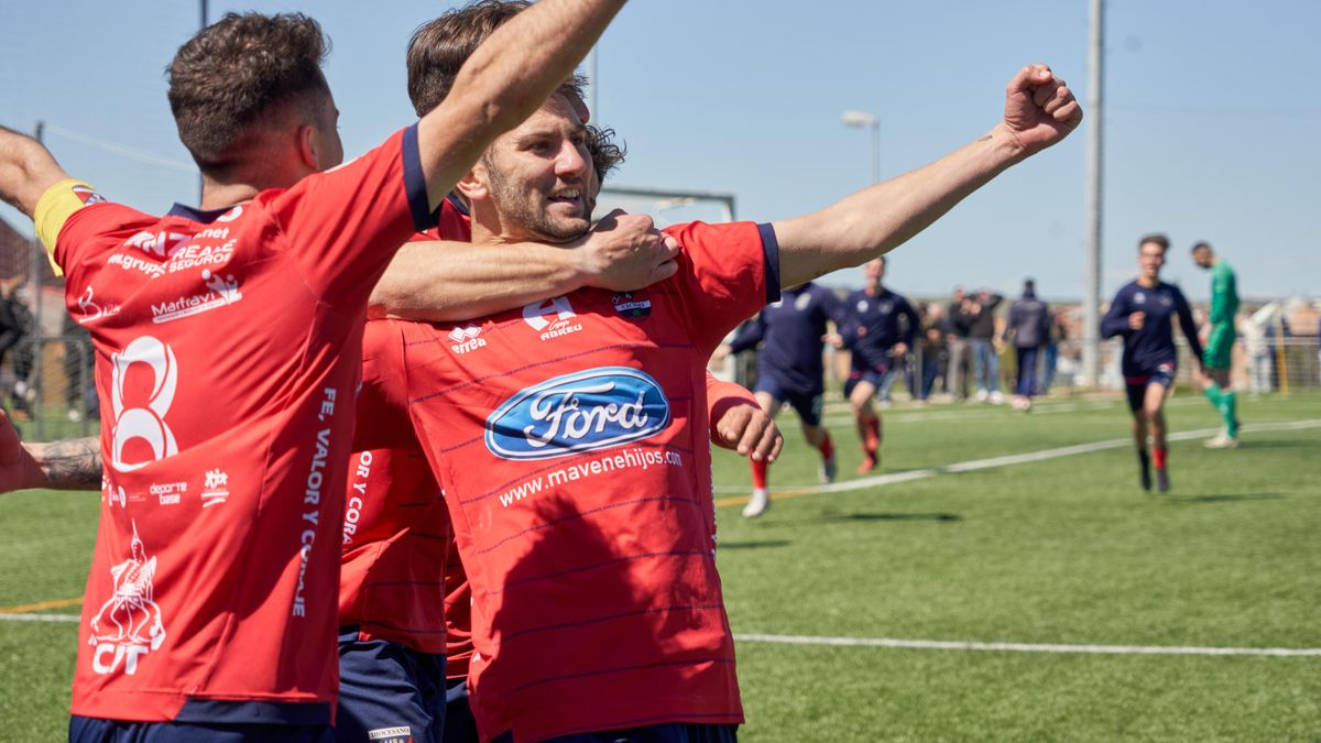Celebración de un gol del Diocesano.