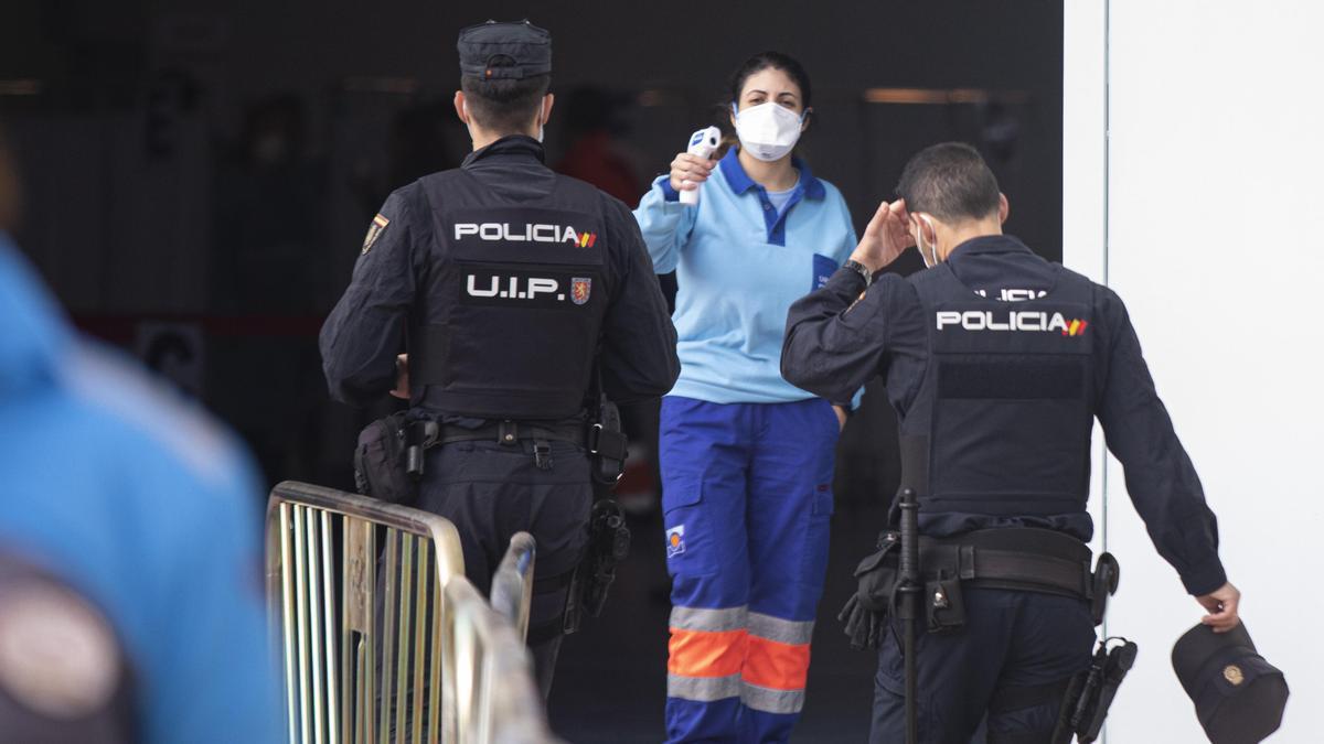 Dos agentes de la Policía Nacional