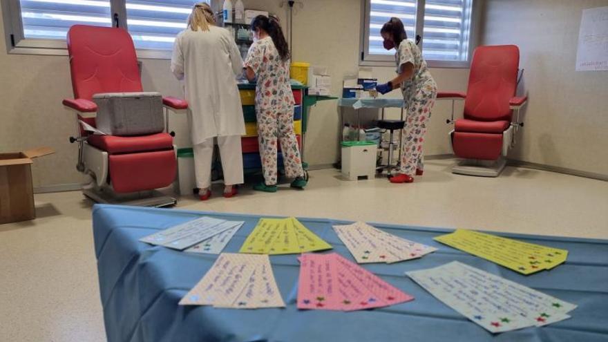 El personal de enfermería prepara las vacunas tras las tarjetas de agradecimiento para los niños.