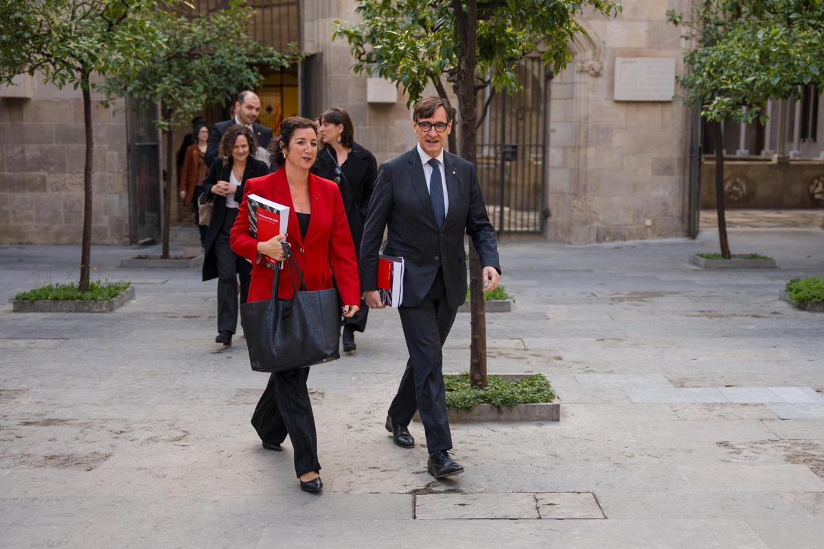 El presidente de la Generalitat, Salvador Illa, y la consejera de Economía, Alícia Romero, se dirigen al Consejo Ejecutivo extraordinario para aprobar los presupuestos.27/02/2026