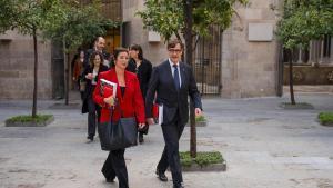 El presidente de la Generalitat, Salvador Illa, y la consejera de Economía, Alícia Romero, se dirigen al Consejo Ejecutivo extraordinario para aprobar los presupuestos.27/02/2026