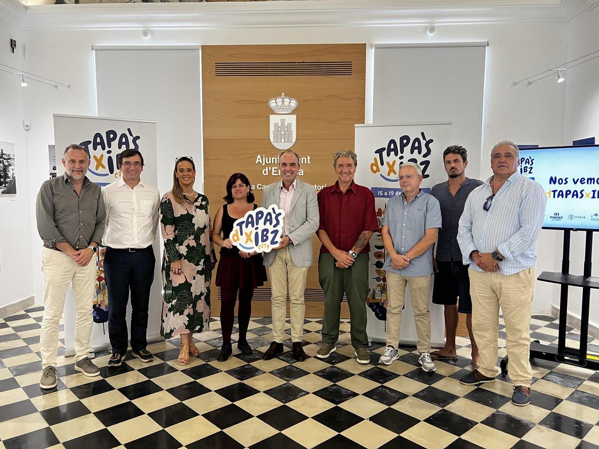 Los participantes de la presentación posan en el Ayuntamiento.