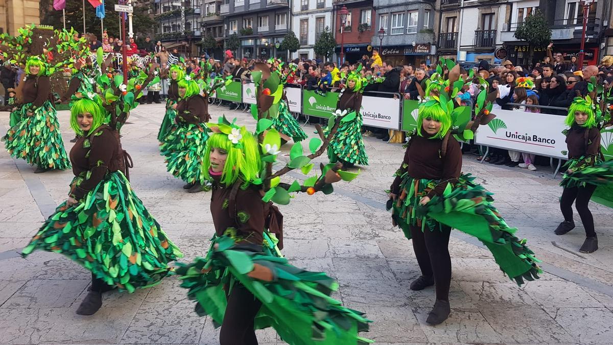 Villaviciosa pinta el mejor Carnaval: explosión de colorido en la cita más multitudinaria de los últimos años