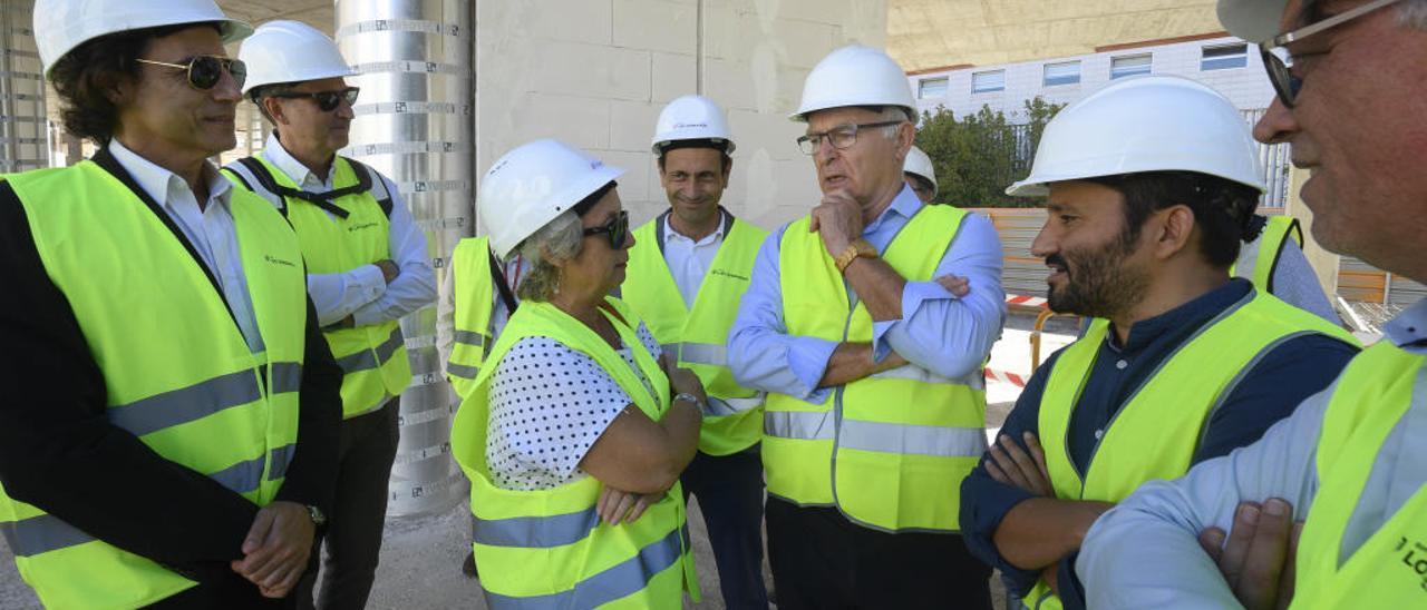 Escepticismo vecinal en la visita de Marzà y Ribó al polideportivo de Nou Moles