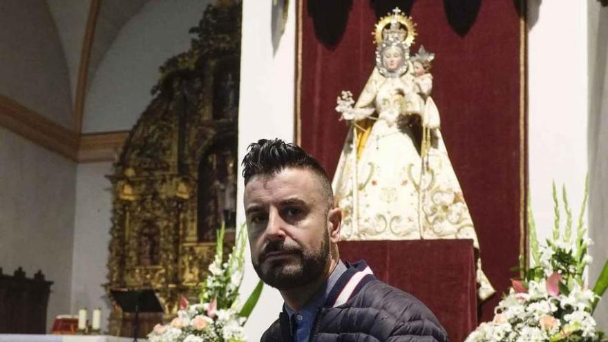 Francisco Iglesias delante de la Virgen del Yermo.