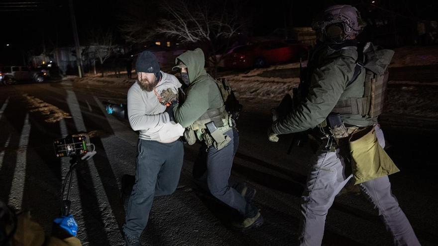 Manifestantes se enfrentan a agentes federales en Minneapolis