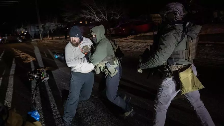 Manifestantes se enfrentan a agentes federales en Minneapolis