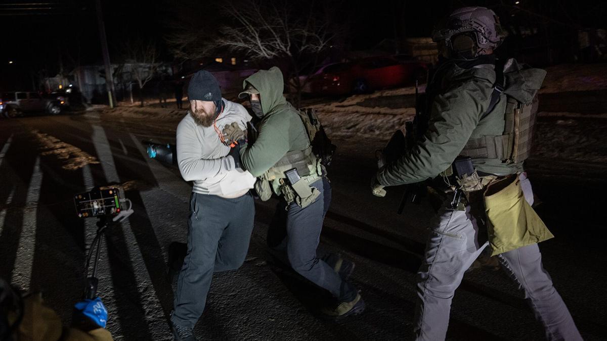 Manifestantes se enfrentan a agentes federales en Minneapolis