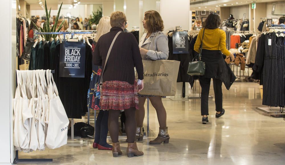 El Black Friday colapsa el centro de Alicante