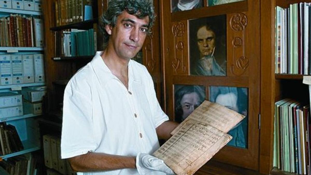 Francesc Cortés, en la Biblioteca de Catalunya, con la valiosa partitura de hace más de dos siglos.