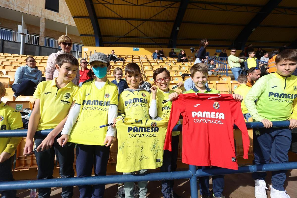 Los más pequeños aficionados del Villarreal CF, en el entrenamiento a puesta abierta en la Ciudad Deportiva.
