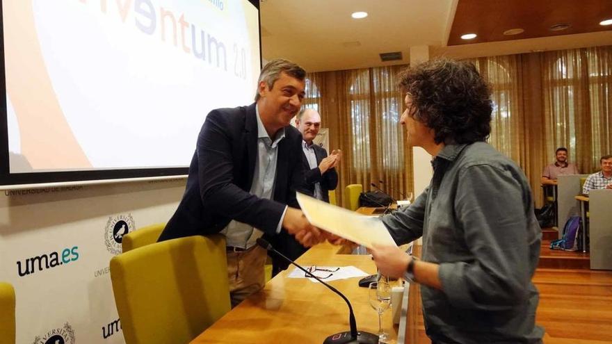 El vicerrector Teodomiro López hace entrega del premio.