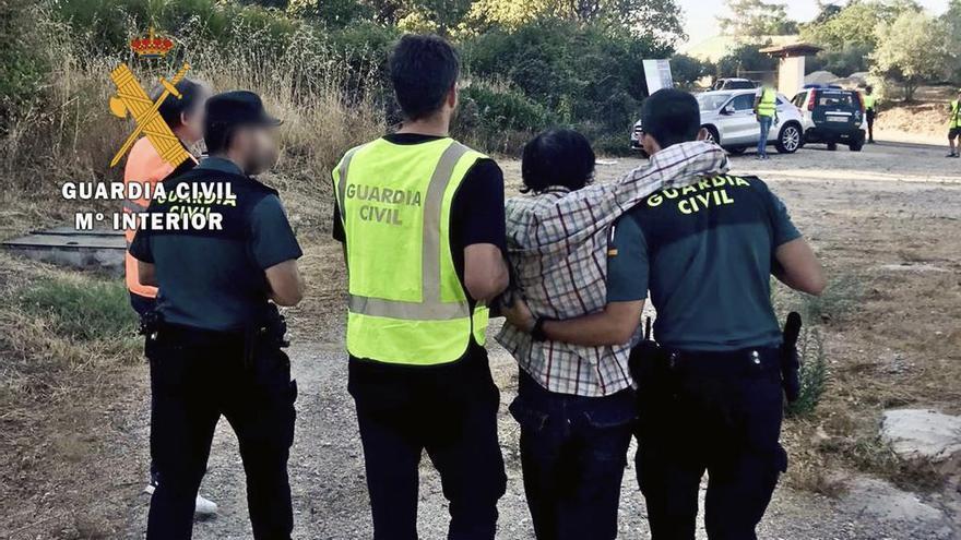 Fue hallado debajo de un naranjo, junto a la carretera, cerca de Valverde de la Vera.