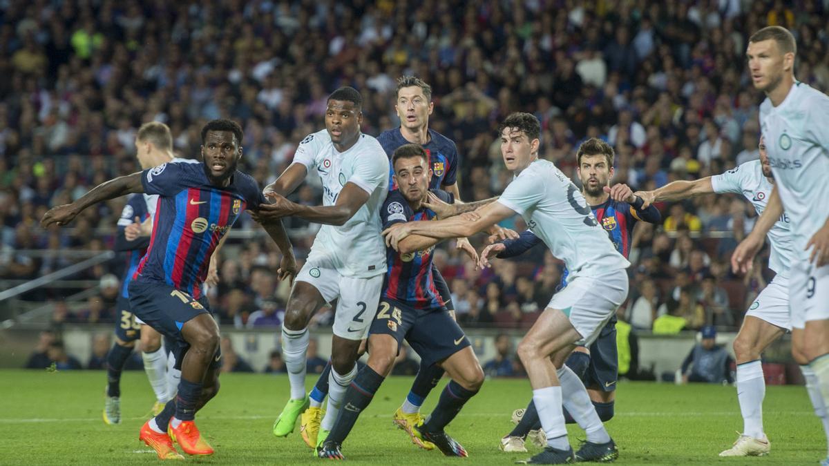 Jugadores azulgrana tratan de ganar la posición para rematar un corner dentro del área rival