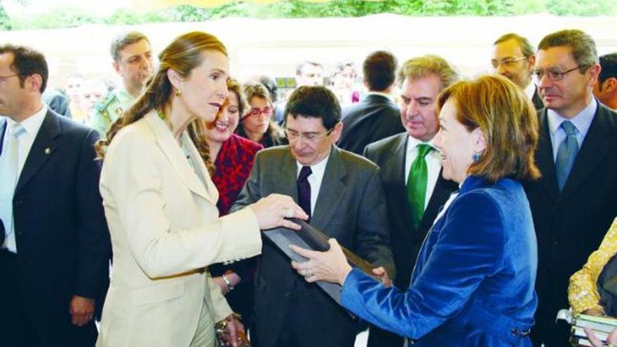 La consejera Encarna Rodríguez entrega unos libros a doña Elena en presencia del ministro de Cultura, César Antonio Molina, y del alcalde Gallardón.