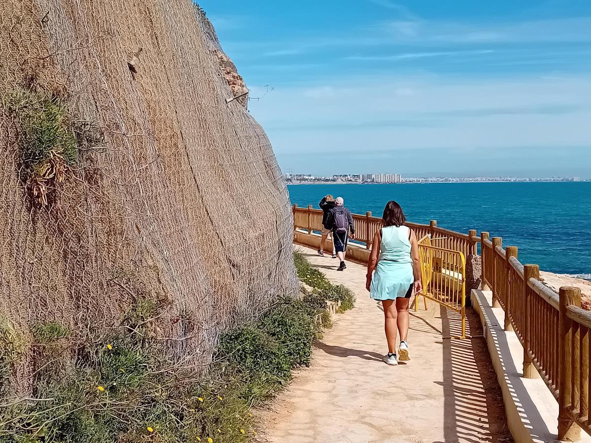 Dos tramos del Sendero Azul de Orihuela Costa "cortados": peligro de derrumbe