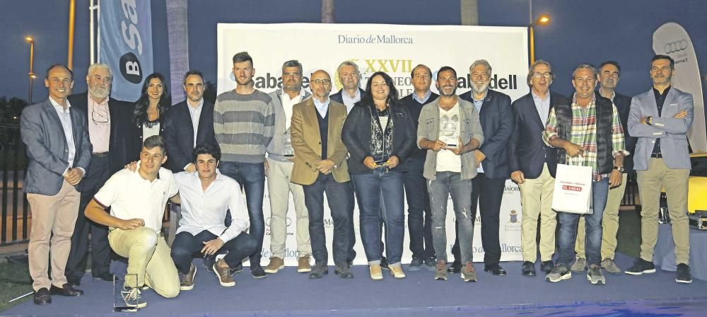 Patrocinadores y participantes premiados compartieron la tradicional foto de familia sobre el escenario instalado en los jardines del Club DIARIO de MALLORCA.