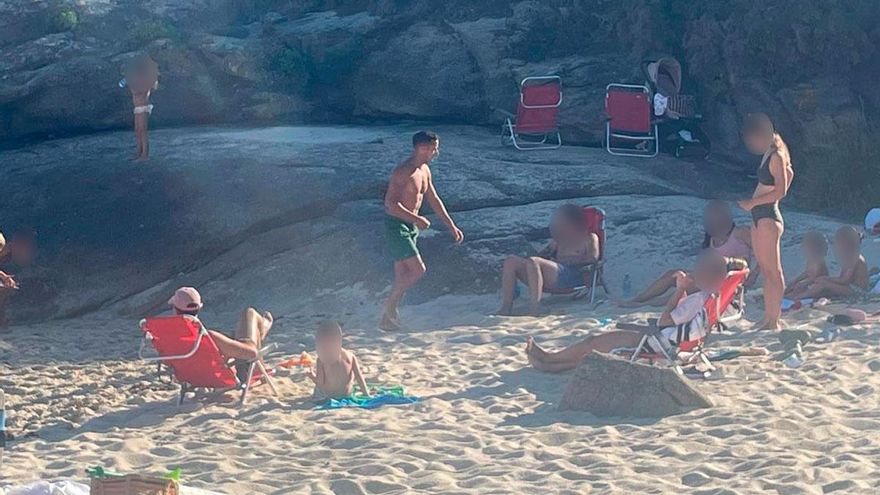 El futbolista Lucas Vázquez veranea en una playa de O Grove