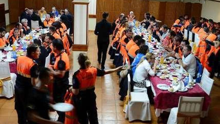 Voluntarios en la comida de confraternidad. // G.N.