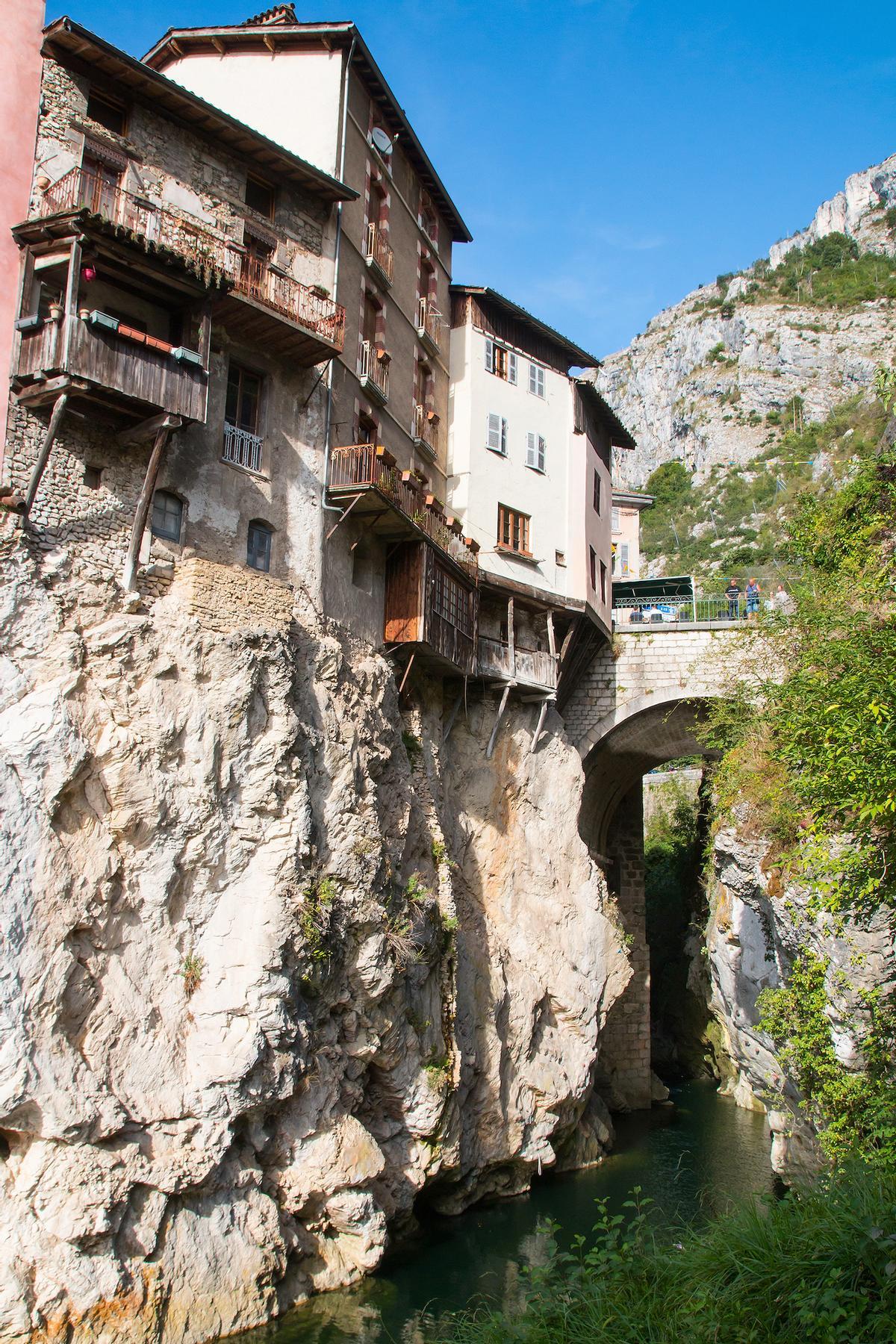 El famoso puente que da nombre a este pintoresco pueblo del sur de Francia