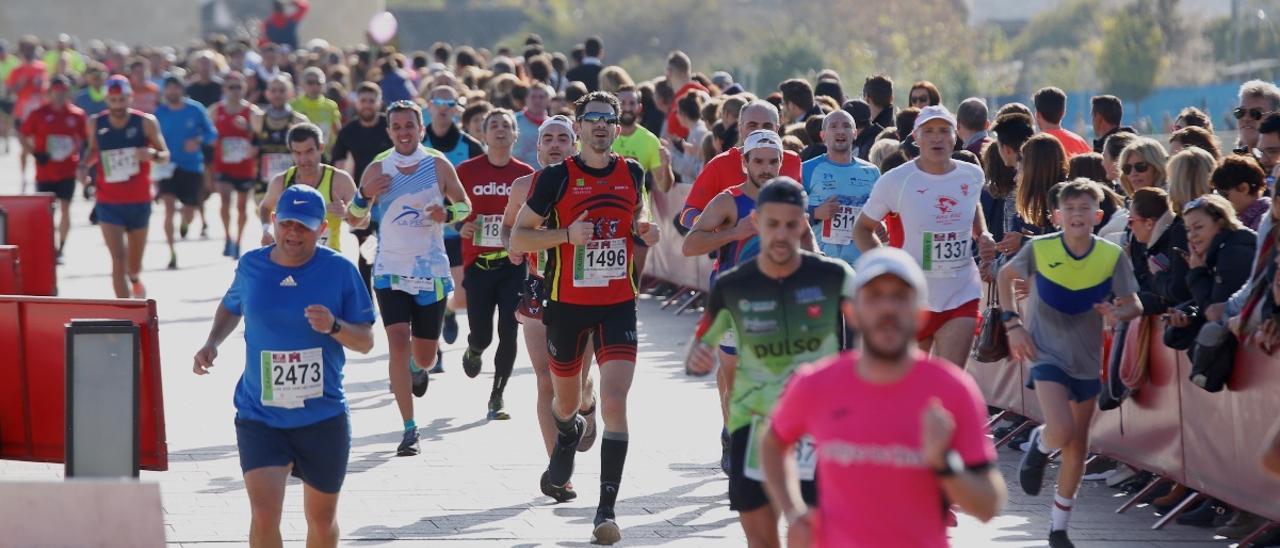 Un grupo de atletas, en los últimos metros de la Media Maratón de Córdoba del 2019.