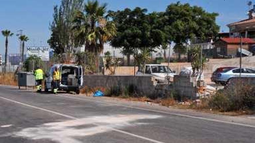 Los bomberos rescatan a una mujer atrapada en su coche tras un accidente